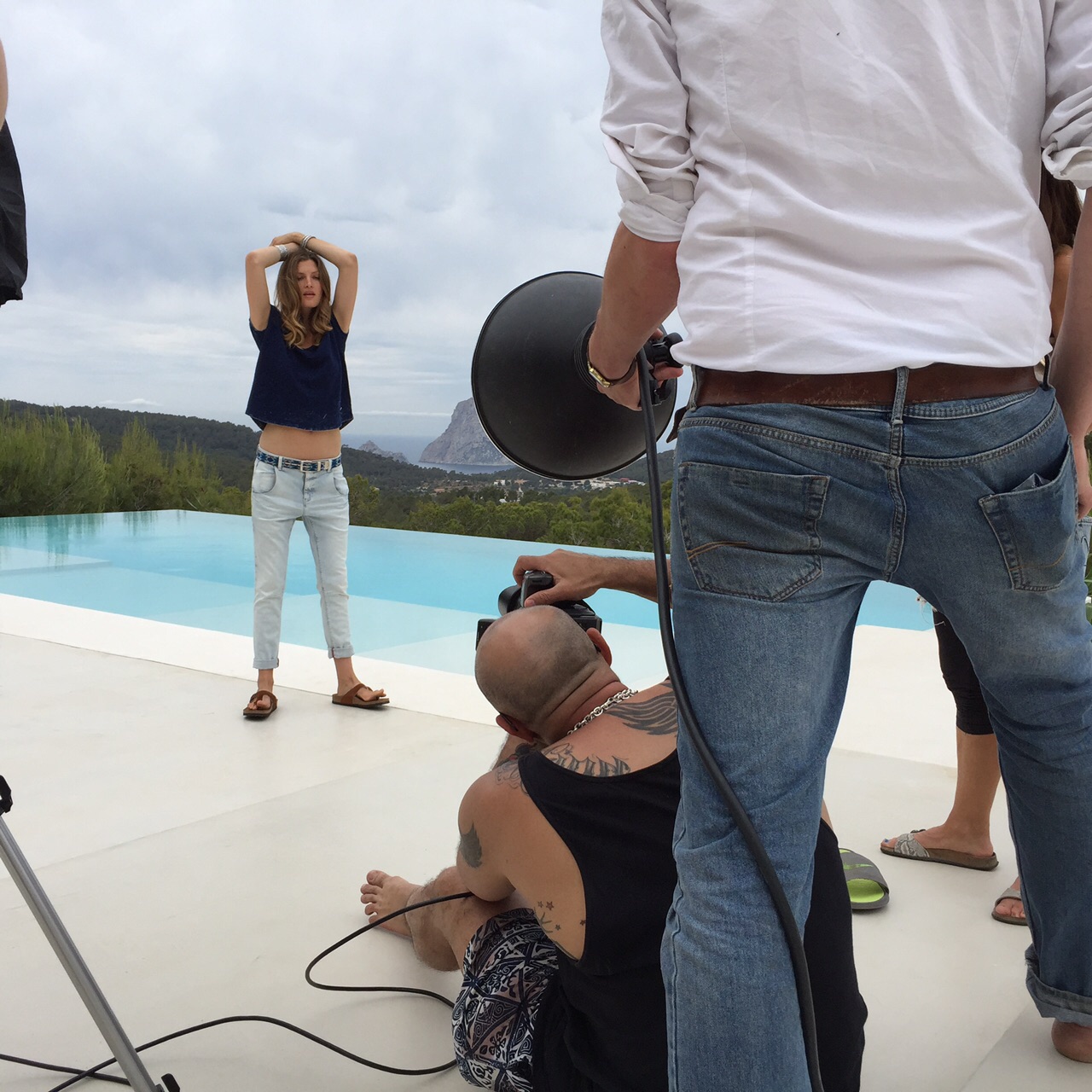 Fotograf und Model am Pool